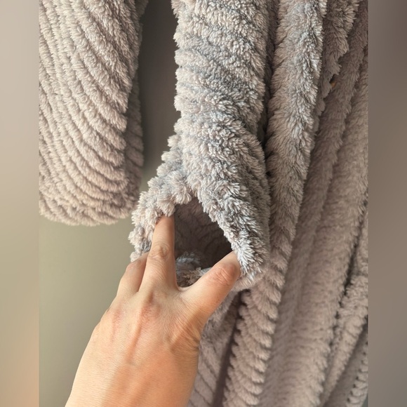 Tamara H. Size Large Luxurious Gray Faux Fur House Coat, belt, pockets - Picture 6 of 7